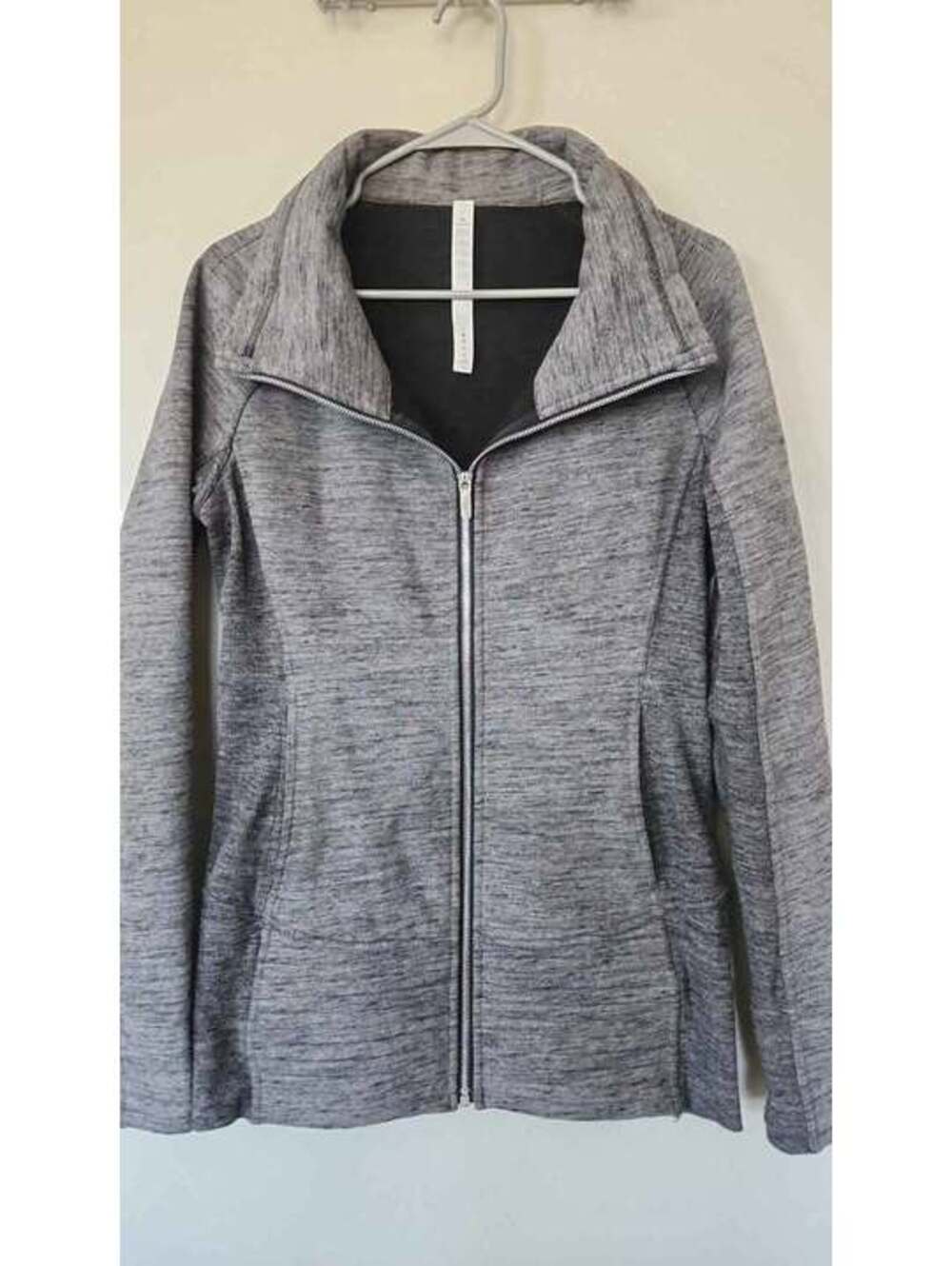 Lululemon Radiant Jacket Size 8 Heathered Grey with full Zip and inside Pockets